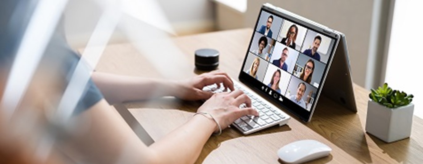 Person som sitter i digitalt möte.