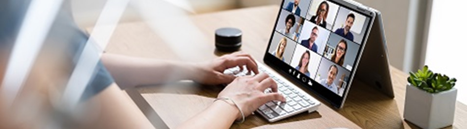 Person som sitter i digitalt möte.
