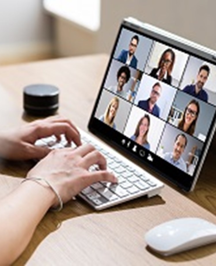 Person som sitter i digitalt möte.