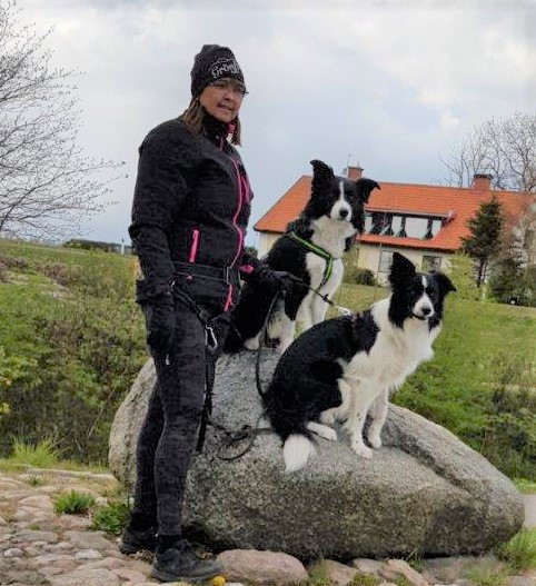 Marie Bergström med sina hundar
