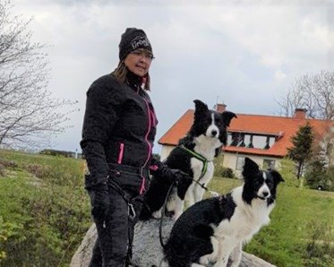 Marie Bergström med sina hundar
