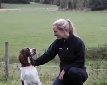 Vår instruktör Linnea Löfman med hund