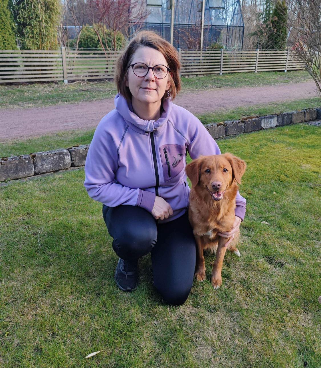 Gulbrun hund med sin matte