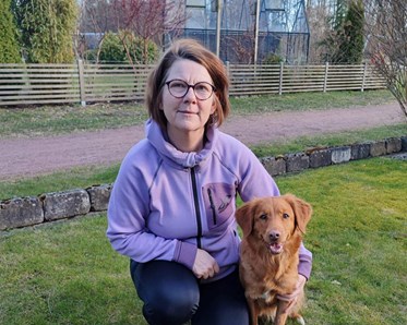 Gulbrun hund med sin matte