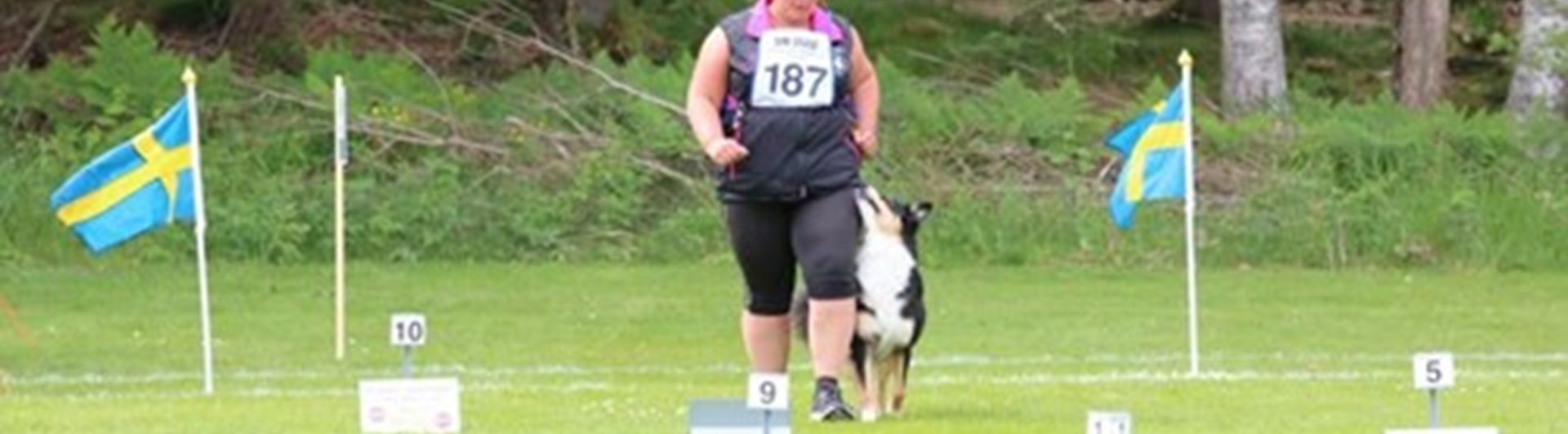Linda och Rac som går en rallylydnadsbana, Fotograf Carin Nylander Nygren