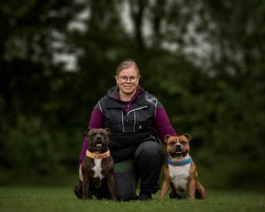 Kvinna med 2 hundar