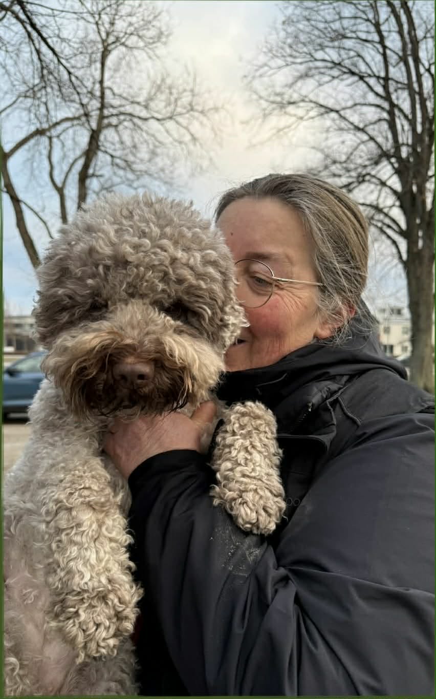Bild på sekreterare Pia med sin hund Bella.