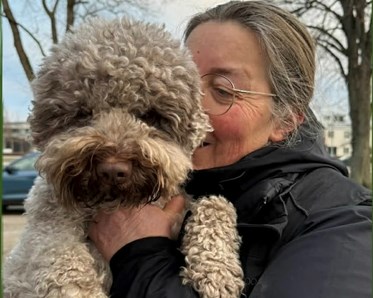 Bild på sekreterare Pia med sin hund Bella.