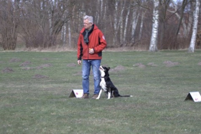 Sven står på appellplanen med sin hund vid sidan om sig