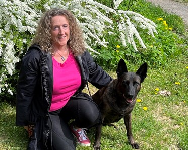 Inga-Lill Badh med sin hund