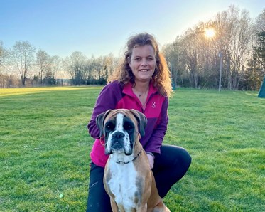 Förare med sin hund