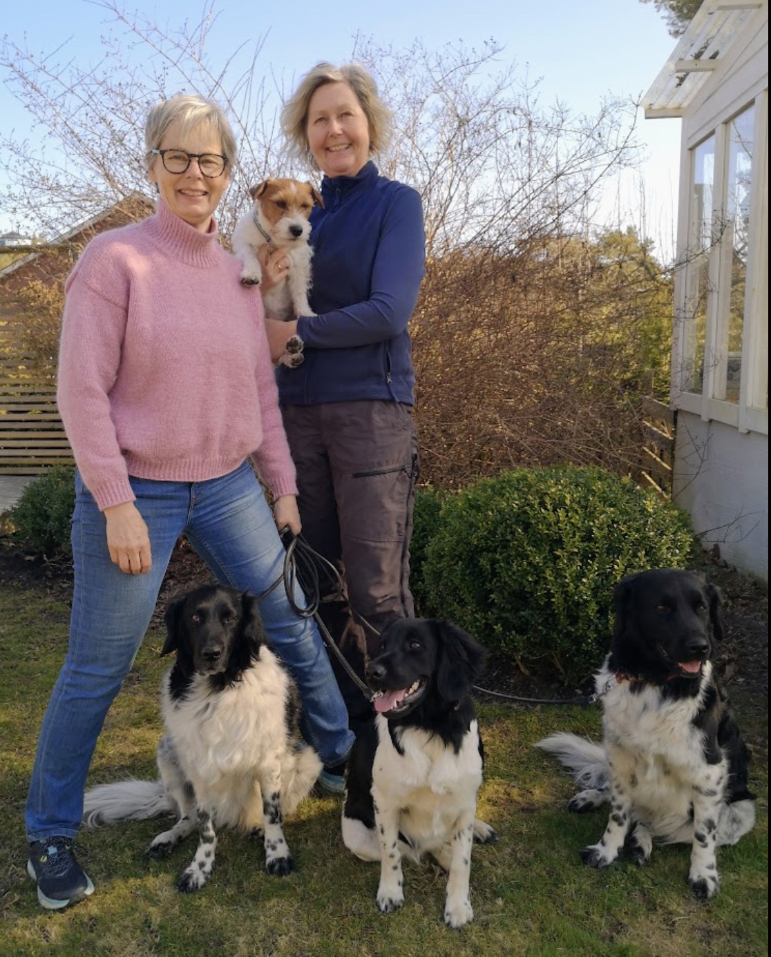 Mette och Rita med sina hundar