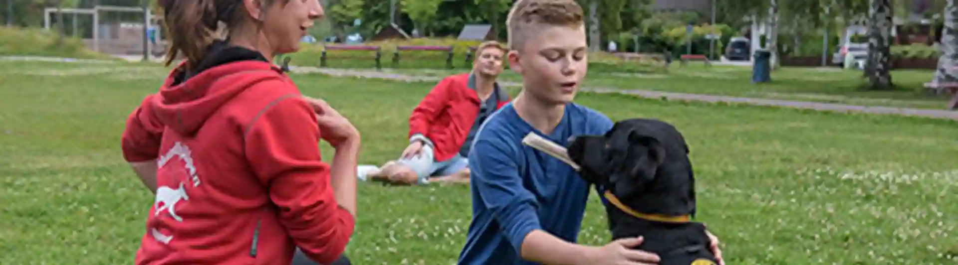 En assistanshundinstruktör instruerar en elev med hans assistanshund.