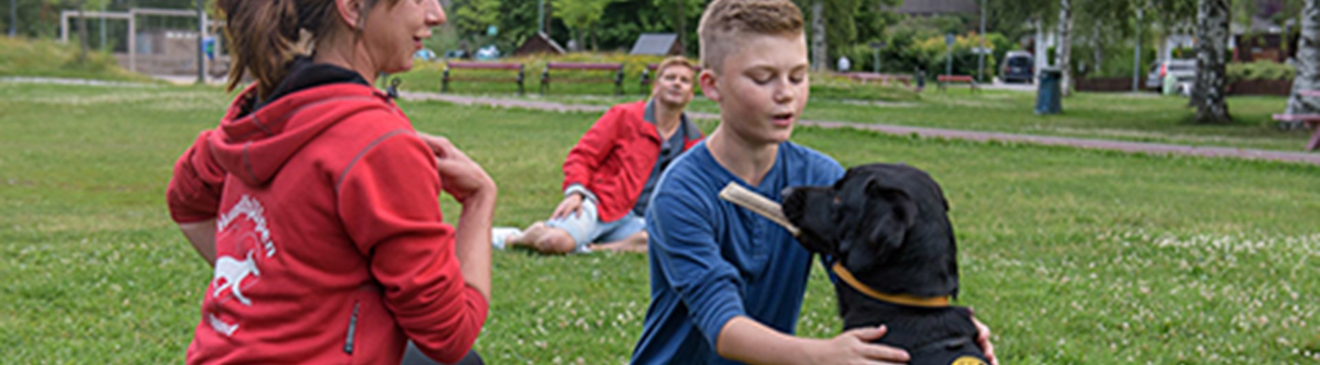 En assistanshundinstruktör instruerar en elev med hans assistanshund.