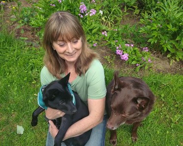 Bild på Carola Svenningsson med hennes hundar