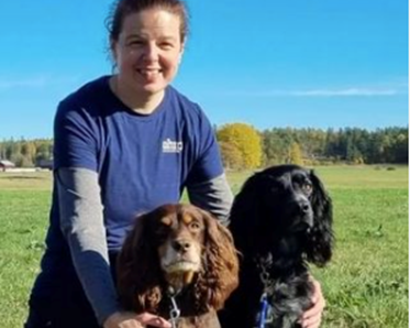 tjej och två cocker spaniels