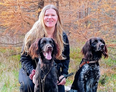 Linnéa med sina hundar, Gimli och Gordon