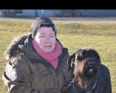 Människa och hund sittande