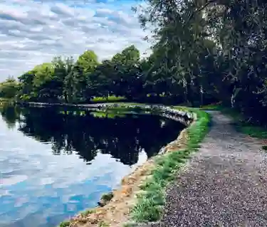 Härlig promenadväg längst vattnet