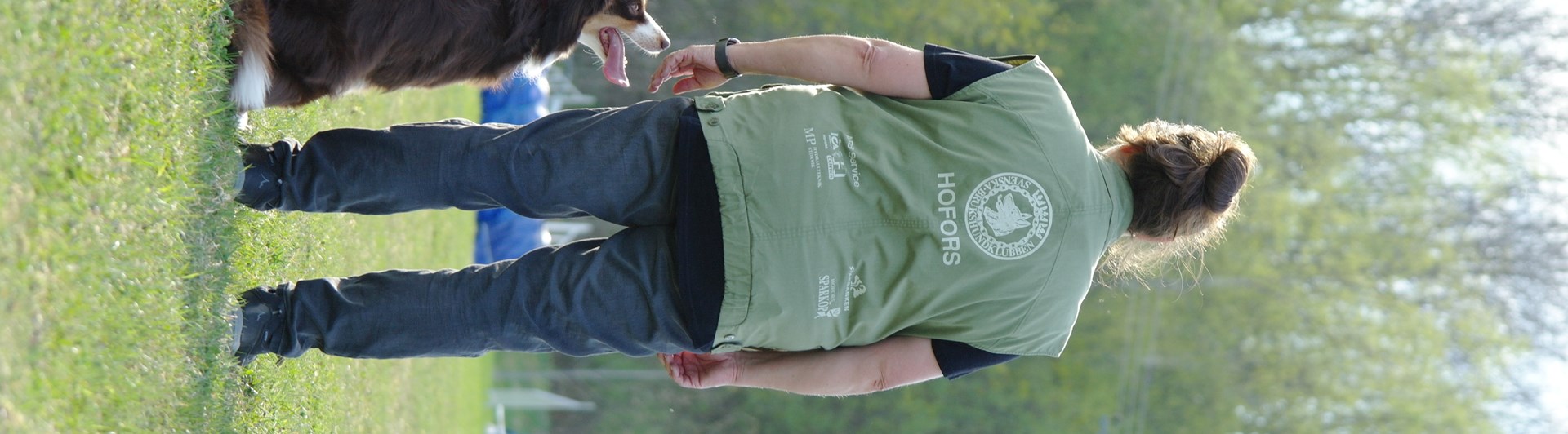 Hund och förare på lydnadsplanen