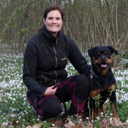 Linda Johnsson och en rottweiler