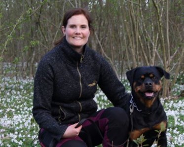 Linda Johnsson och en rottweiler