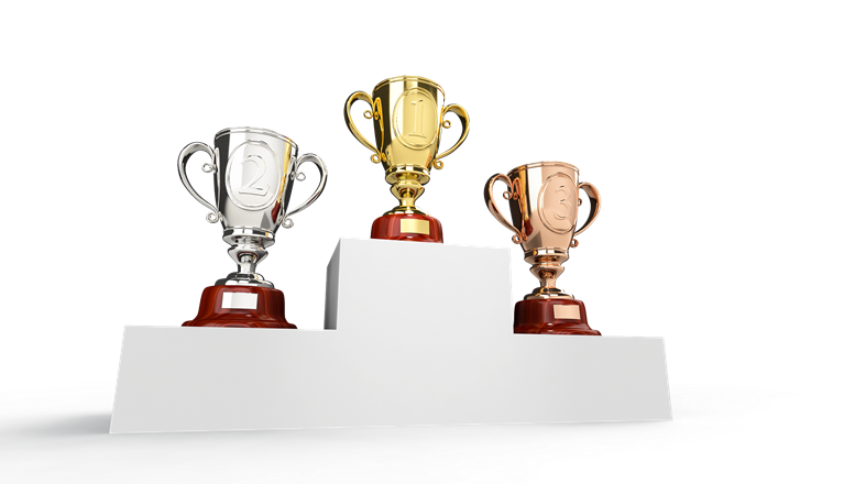 Tre prispokaler på en prispall