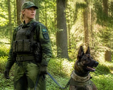 Soldat med sin hund jämte
