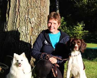 Anna R med 2 hundar