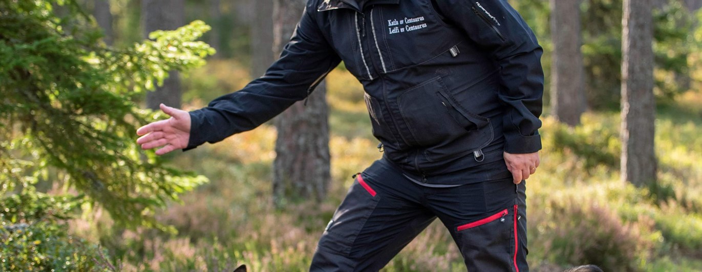 Förare med sin hund