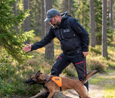 Förare med sin hund