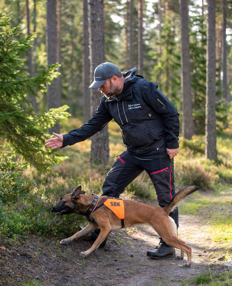 Förare med sin hund