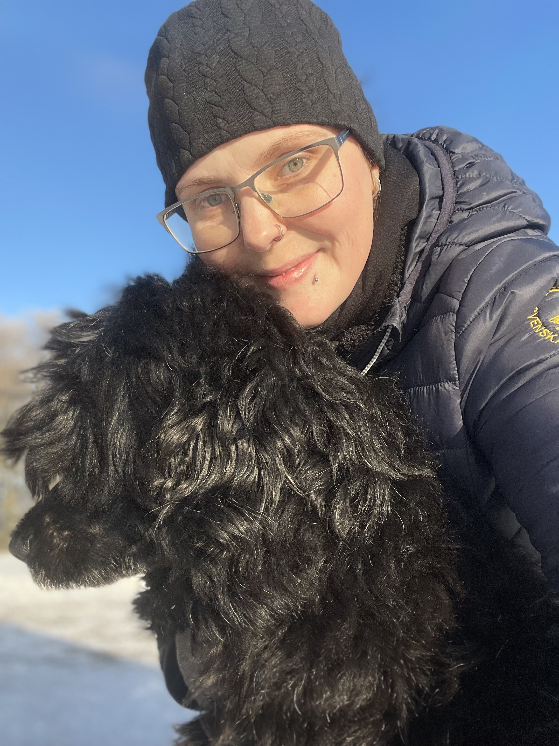 Bild på Emelie Carlsson och hennes portugisiska vattenhund Jackson