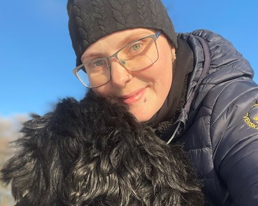 Bild på Emelie Carlsson och hennes portugisiska vattenhund Jackson