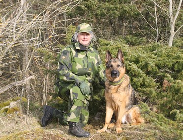 Kvinna med tjänstehund, schäfer