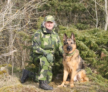 Kvinna med tjänstehund, schäfer