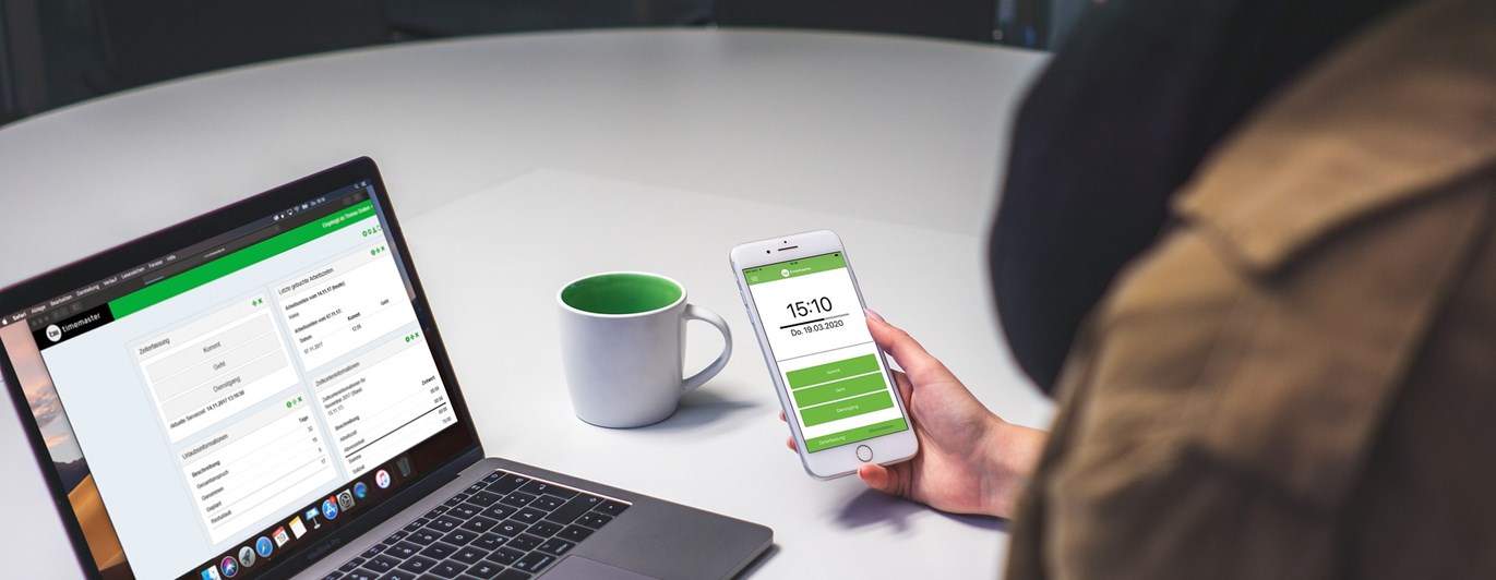 Tjej som sitter vid telefon och datorn samtidigt