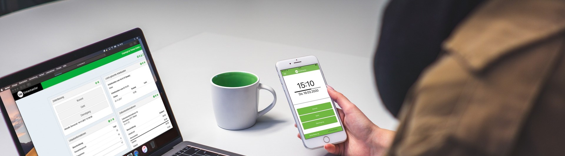 Tjej som sitter vid telefon och datorn samtidigt