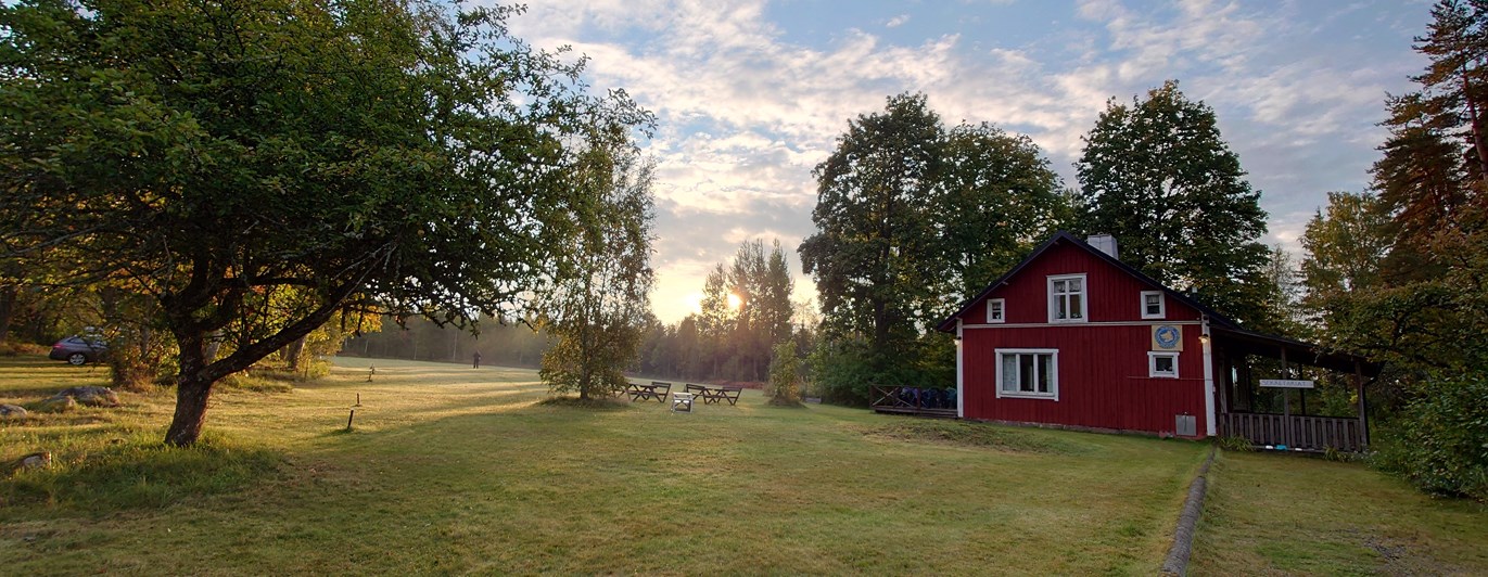klubbstuga i höstfärg och sol