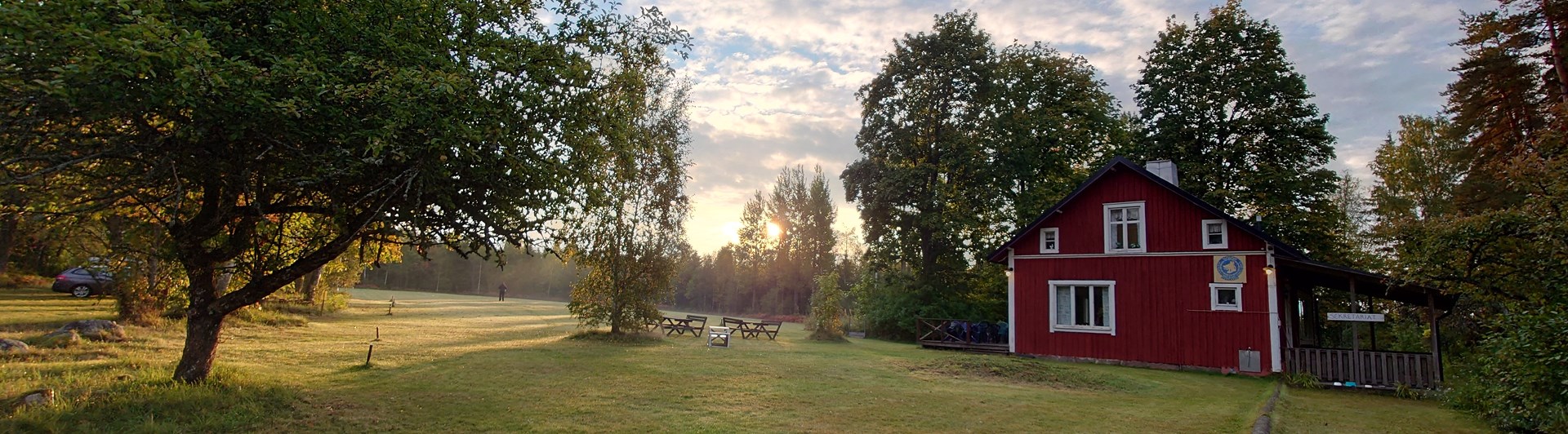 klubbstuga i höstfärg och sol