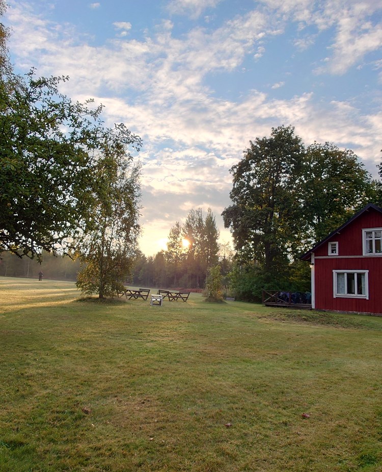 klubbstuga i höstfärg och sol