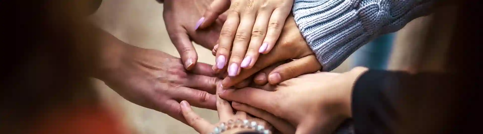 Bild som visar ett antal händer som möts och visar en känsla av gemenskap och samarbete.