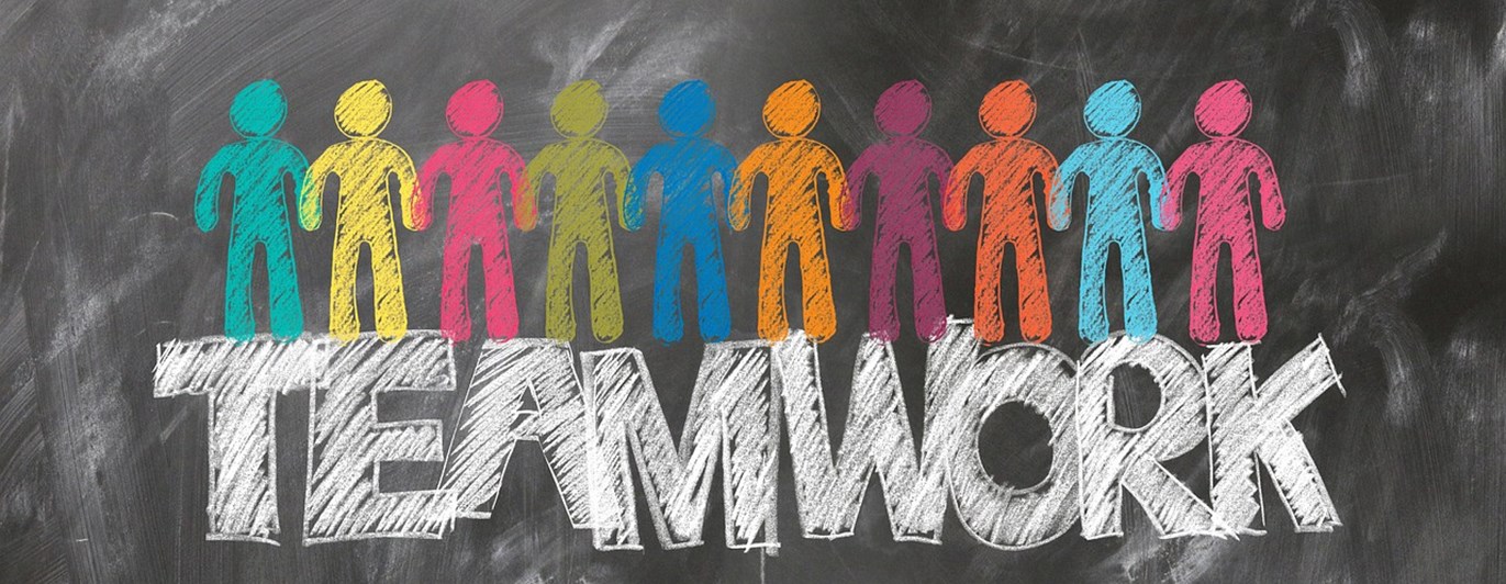 Ritade gubbar som står på texten "Teamwork"