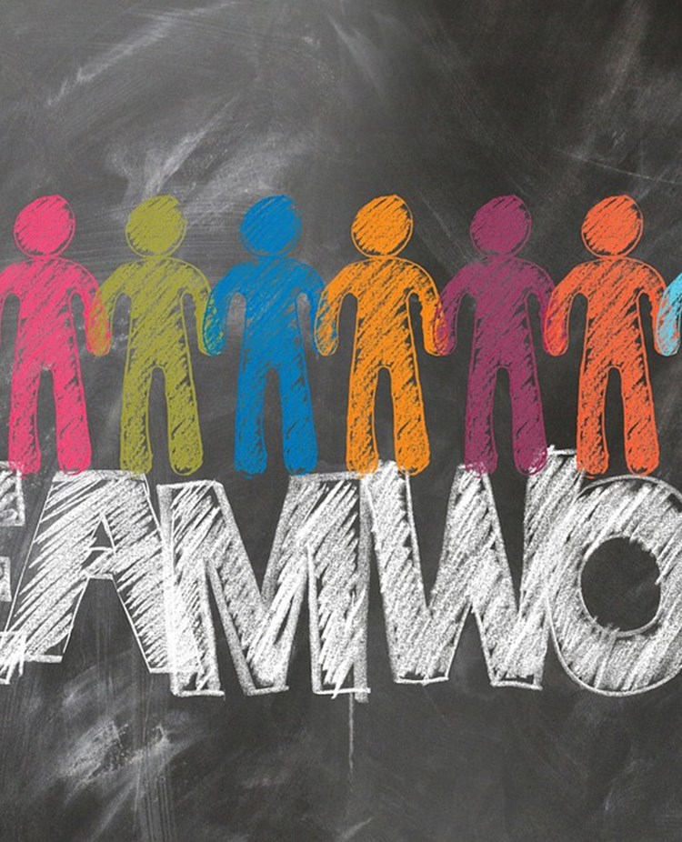 Ritade gubbar som står på texten "Teamwork"