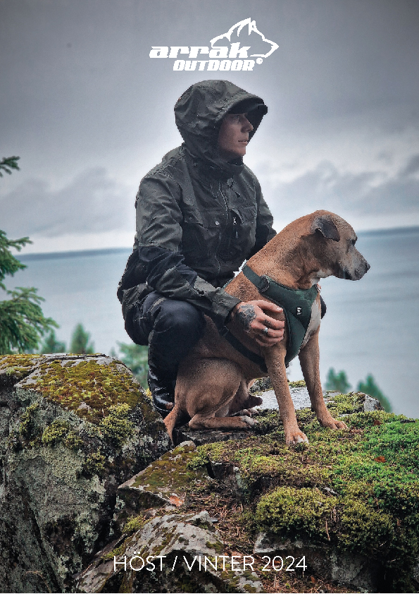 Reklambild för Arrak, man i regnponcho klappar en hund