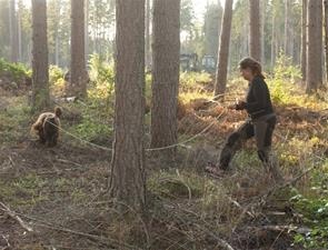 Marie tränar viltspår med sin hund.