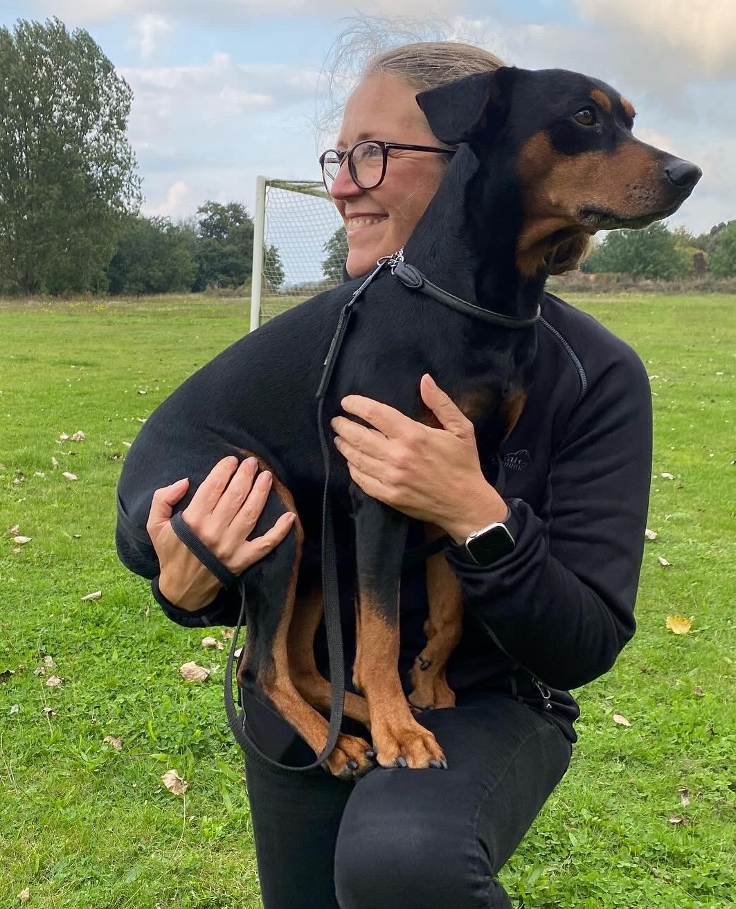 Linda Dahlberg med hunden i famnen.