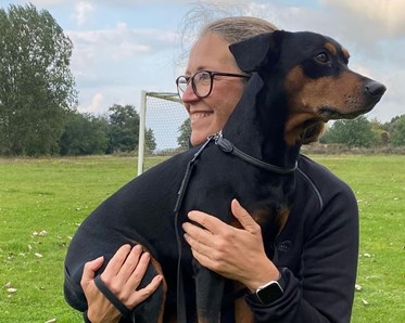 Linda Dahlberg med hunden i famnen.