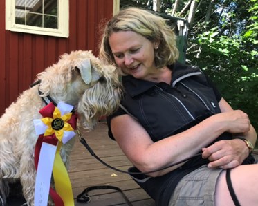 En bild på förare och hund