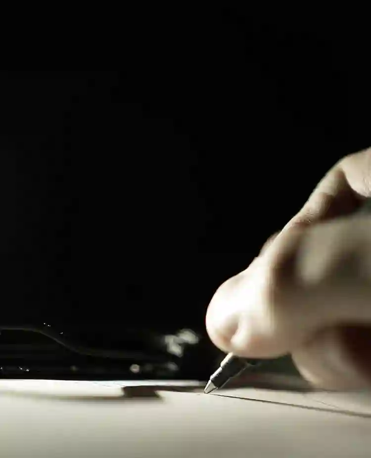 Bild som visar skrivande hand med kulspetspenna.